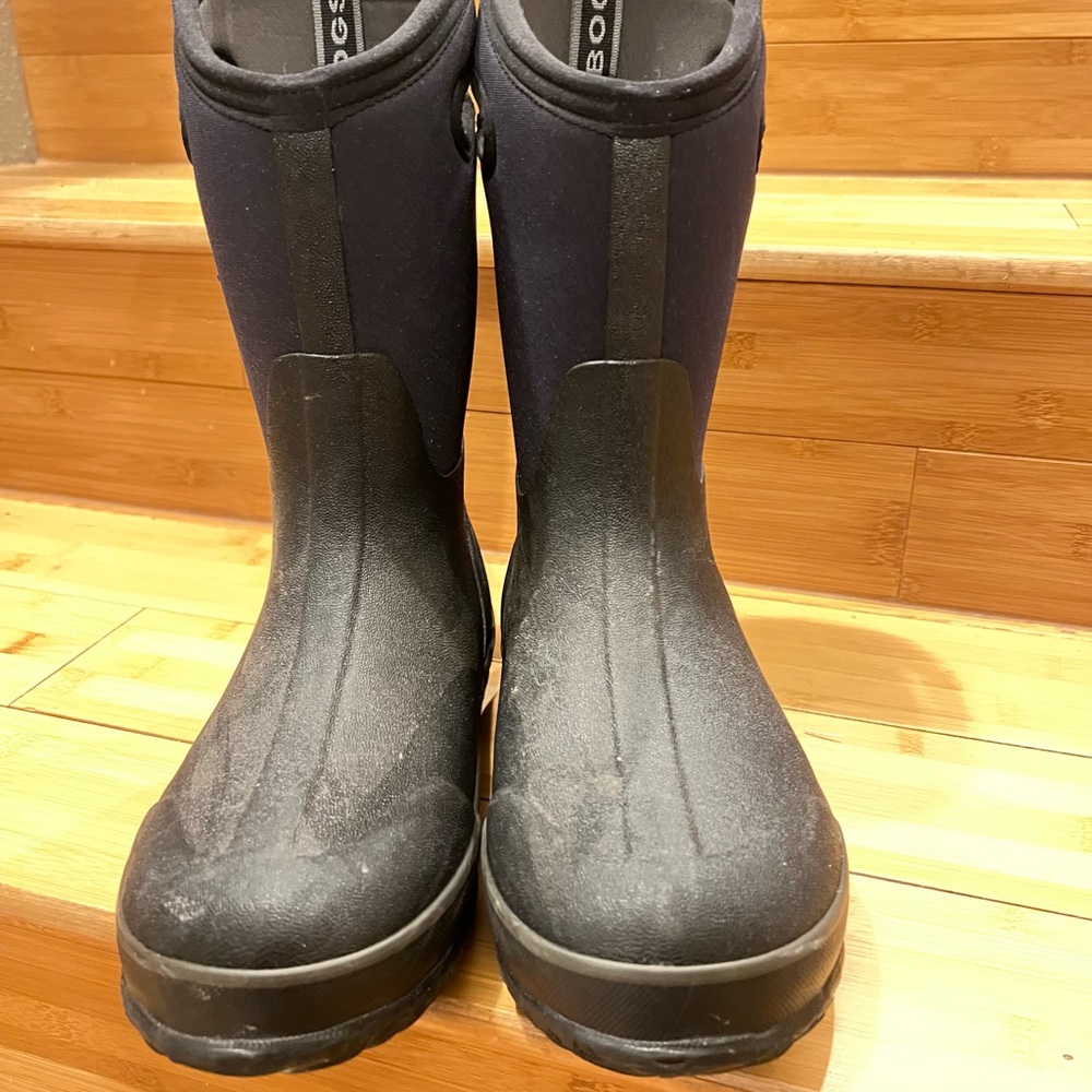 Youth BOGS size 6.